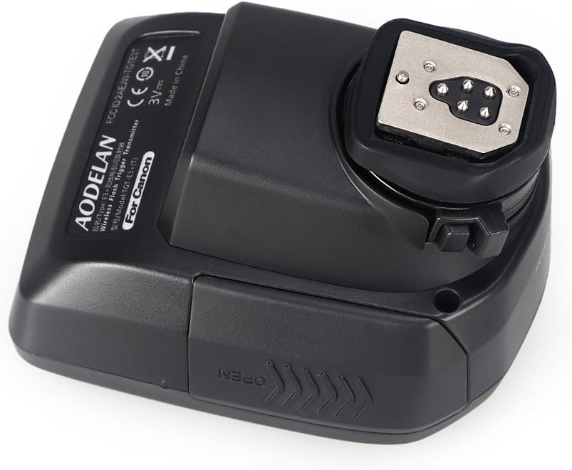 맨 아래 view of the AODELAN E3+ Flash Trigger showing the hot shoe mount and locking mechanism