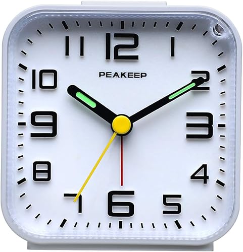 Peakeep Reloj despertador analógico con números 3D sin tictac con sonido de pitido clásico, repetición, luz manual y funciona con pilas, pequeño