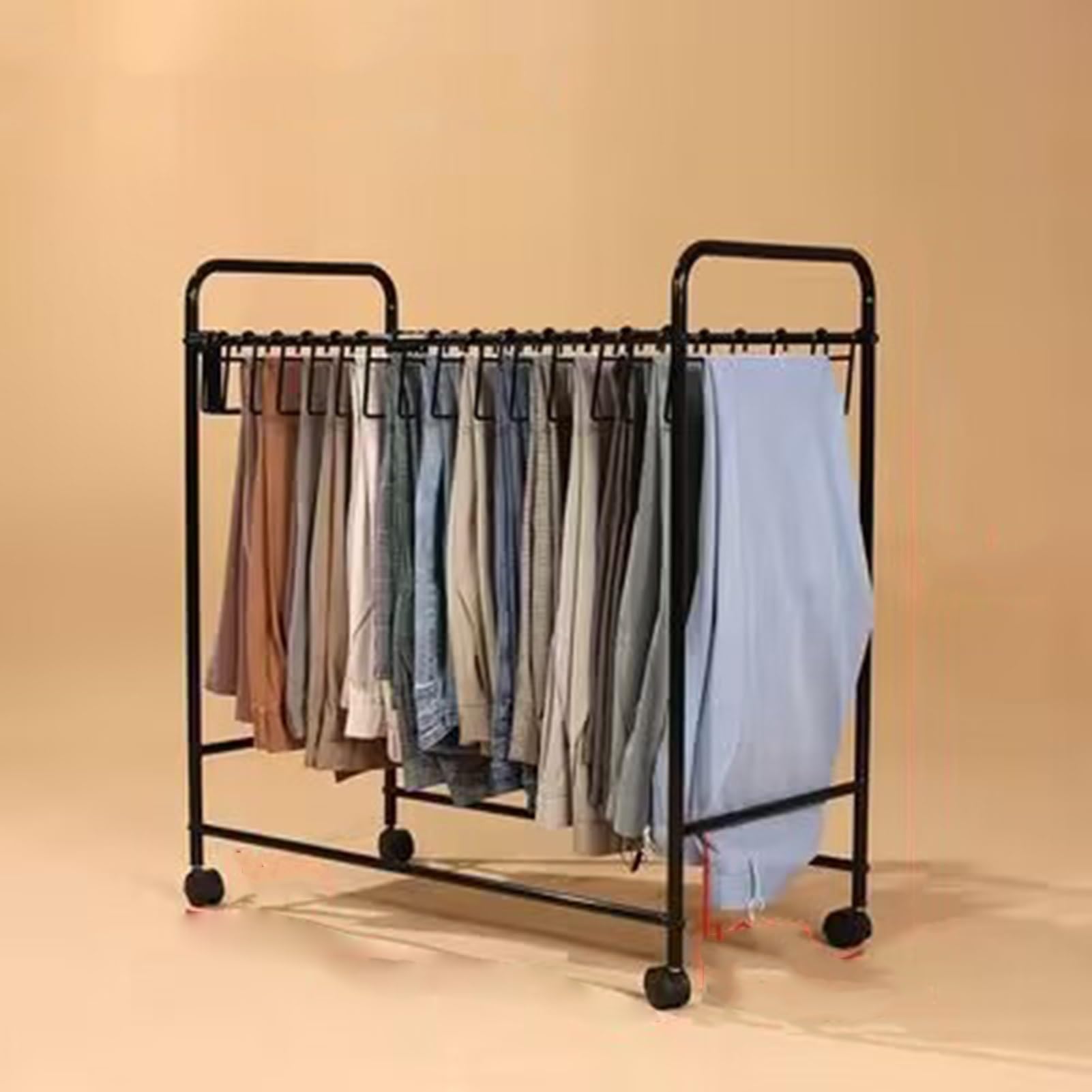 Cintre facile à installer pour organiser les foulards en soie
