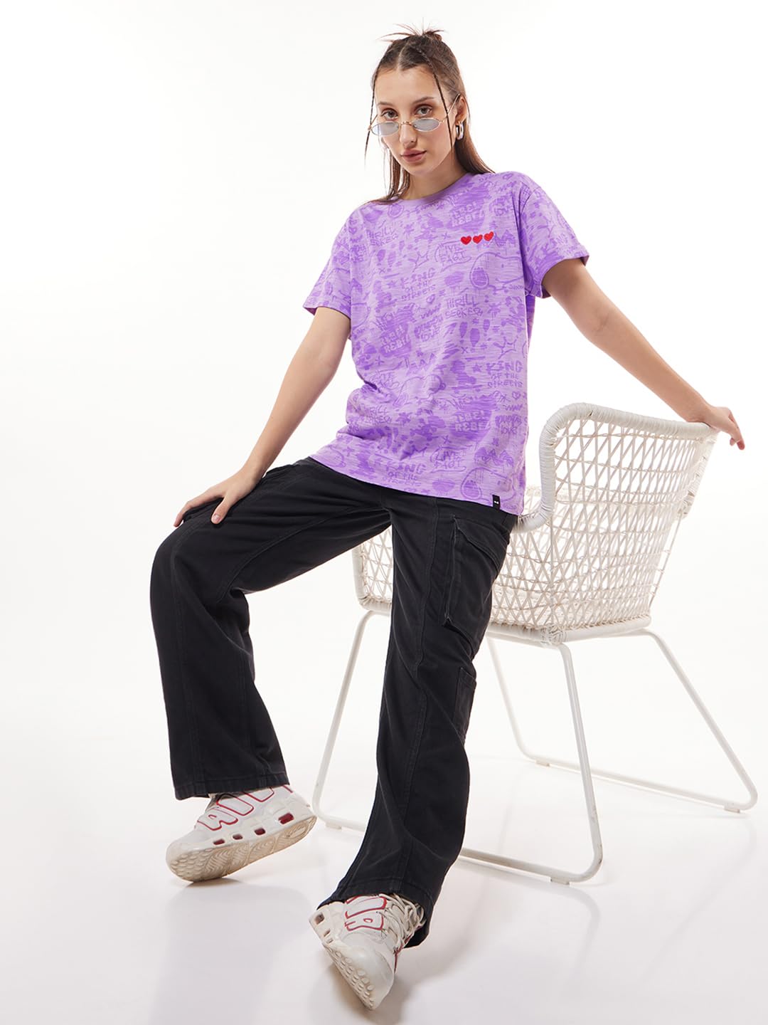 Bewakoof Air 1.0 Official Peanuts Merchandise Snoopy - Camiseta de cuello redondo para mujer, 100% algodón, ajuste Boyfriend