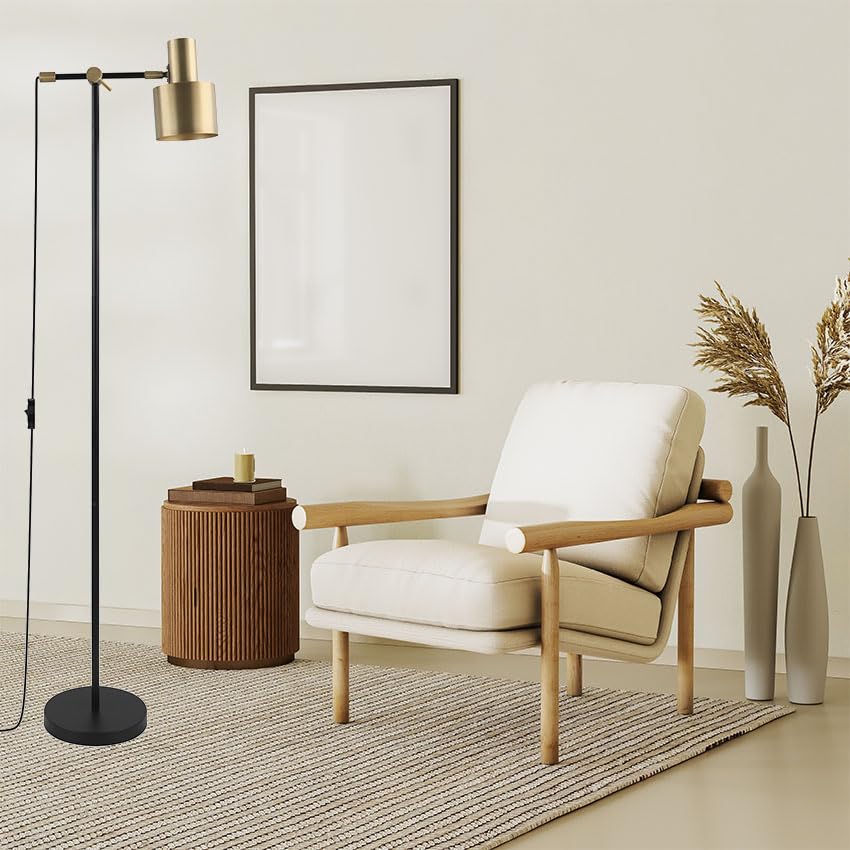 Lámpara de pie dorada con casquillo E27, diseño moderno, ideal para decorar y brindar luz en salones y espacios de trabajo.