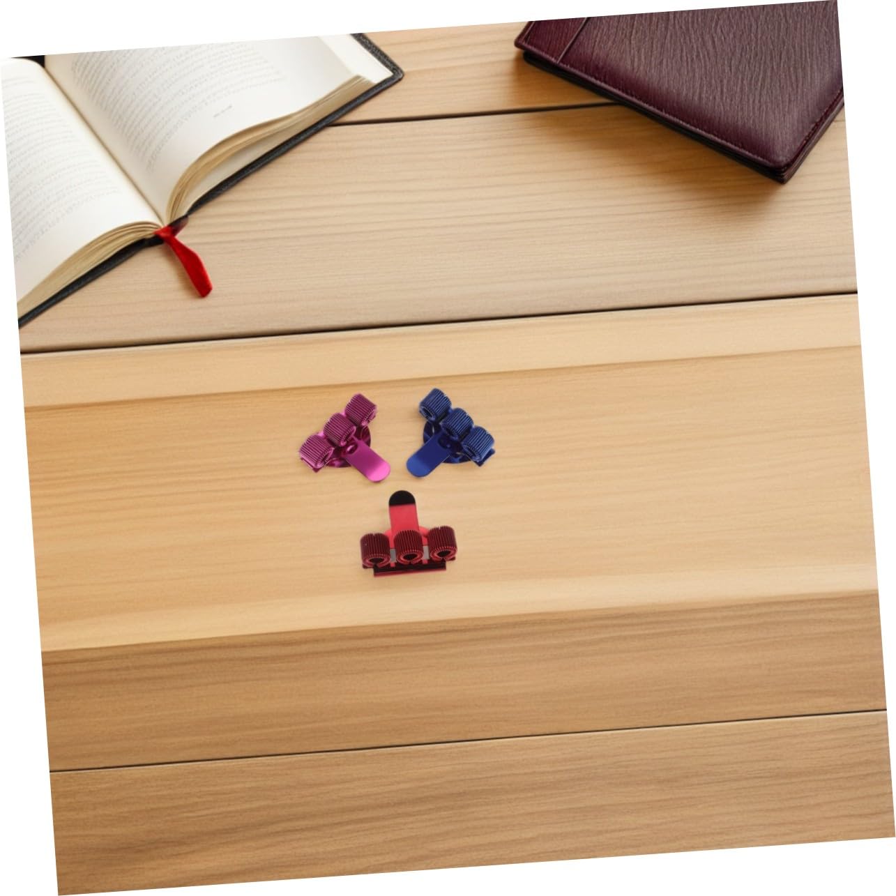 12 Piezas Soporte Metálico para Bolígrafos Triple con Clip Resistente y Diseño Seguro Organizador para Uniformes de Enfermería y Médicos Incluye Colores Surtidos Evita Pérdidas y