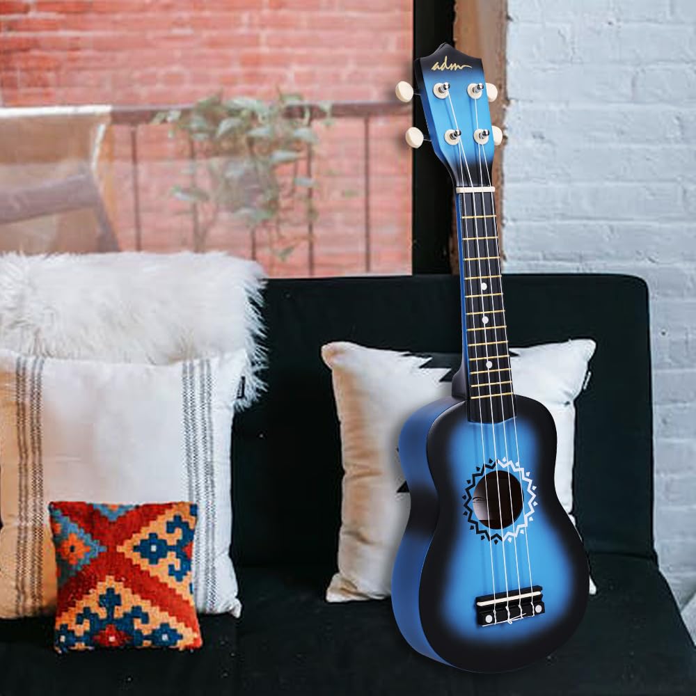 ADM Sopran Ukulele Set für Kinder und Anfänger, Ukulele Starter Kit mit Tasche, Stimmgerät, Regenbogensaiten, Bunter Gurt, Plektron, Griffbrettaufkleber, Akkord-Karte (Blau)