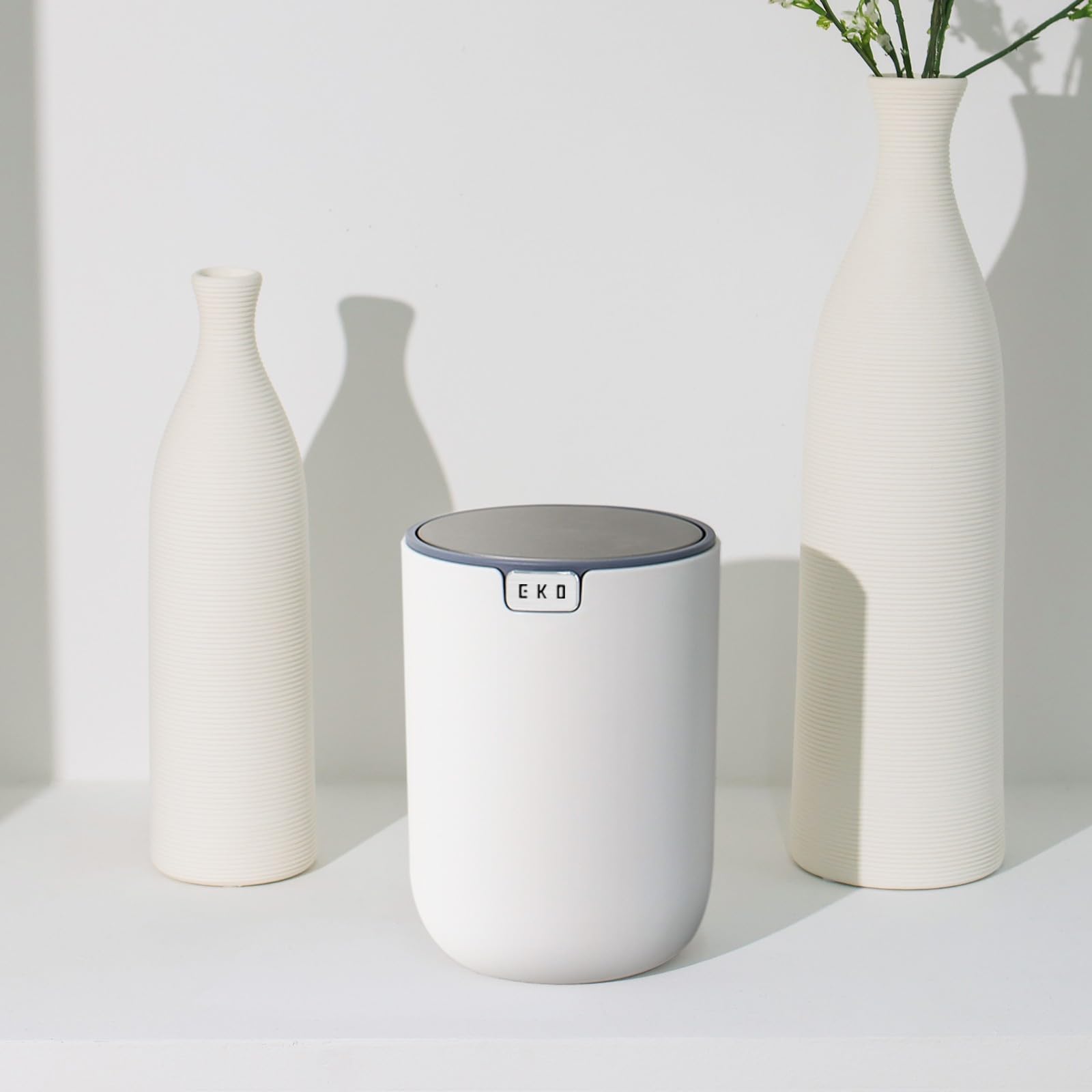 EKO - Minicubo de basura de escritorio con tapa abatible de 1,5 L y base pequeña y redonda para oficina, hogar, coche (blanco)