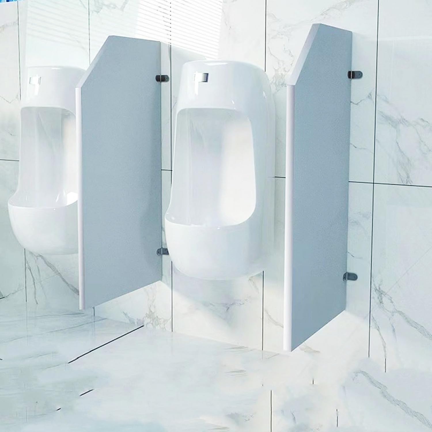 Mampara divisoria para urinarios para solucionar la falta de privacidad en baños de escuelas