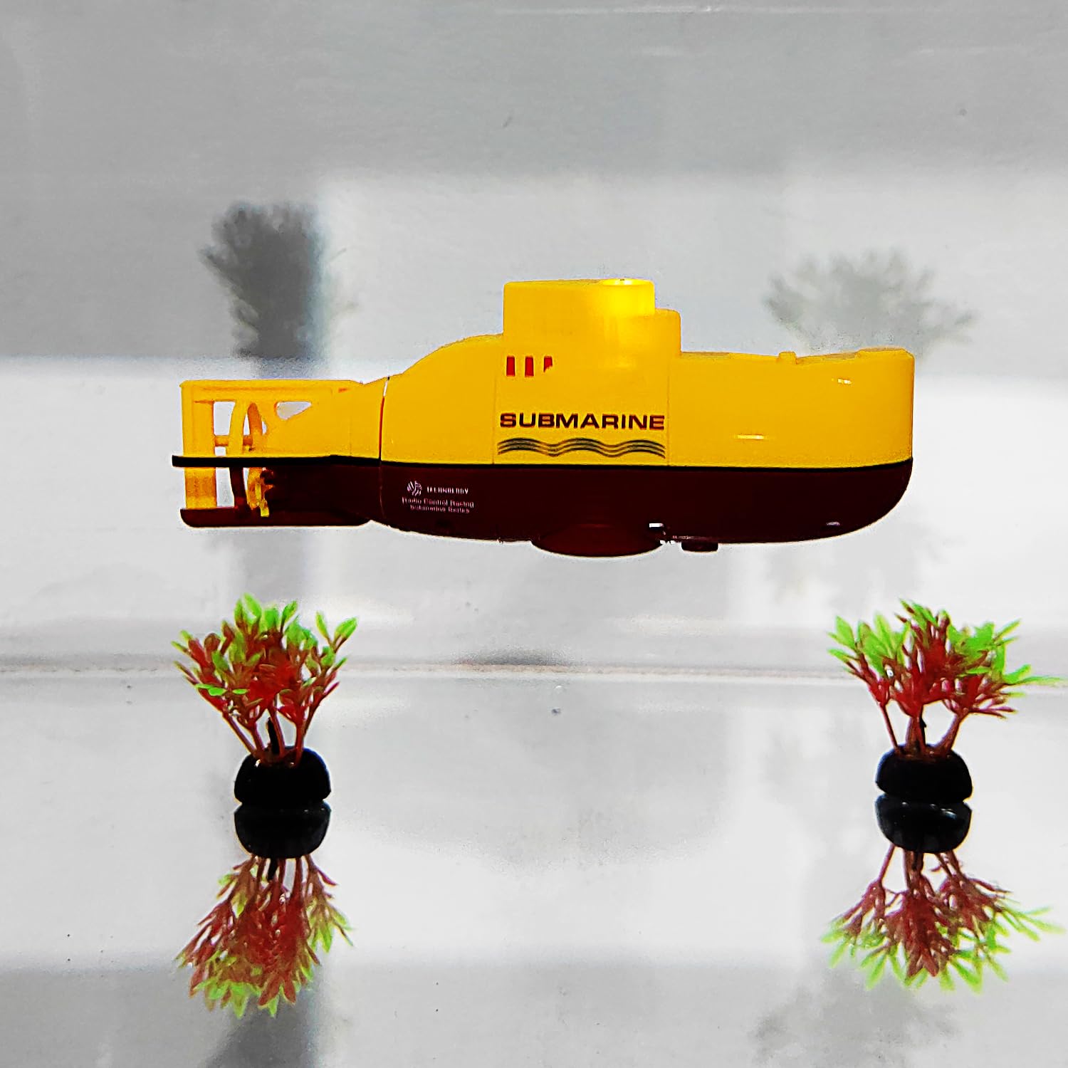 E-MART Escomdp Mini RC sous-Marin Radio Télécommande Bateau Bateau Électronique Jouet Plongée dans l'eau Cadeau pour Enfants (Jaune)