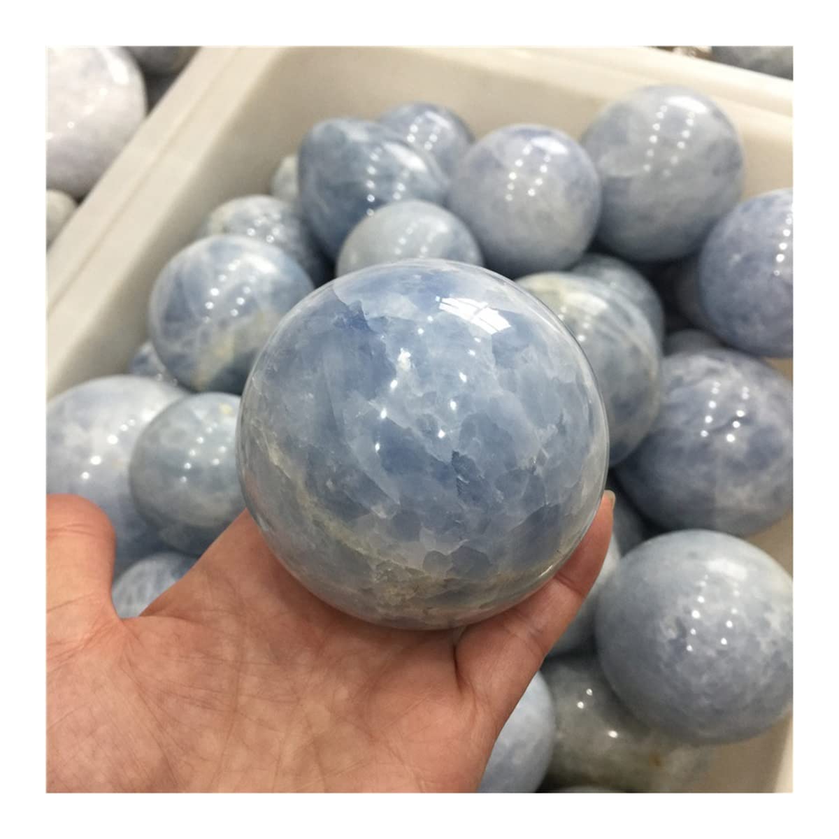 Bola de cianita de cristal natural para armonizar tu salón u oficina