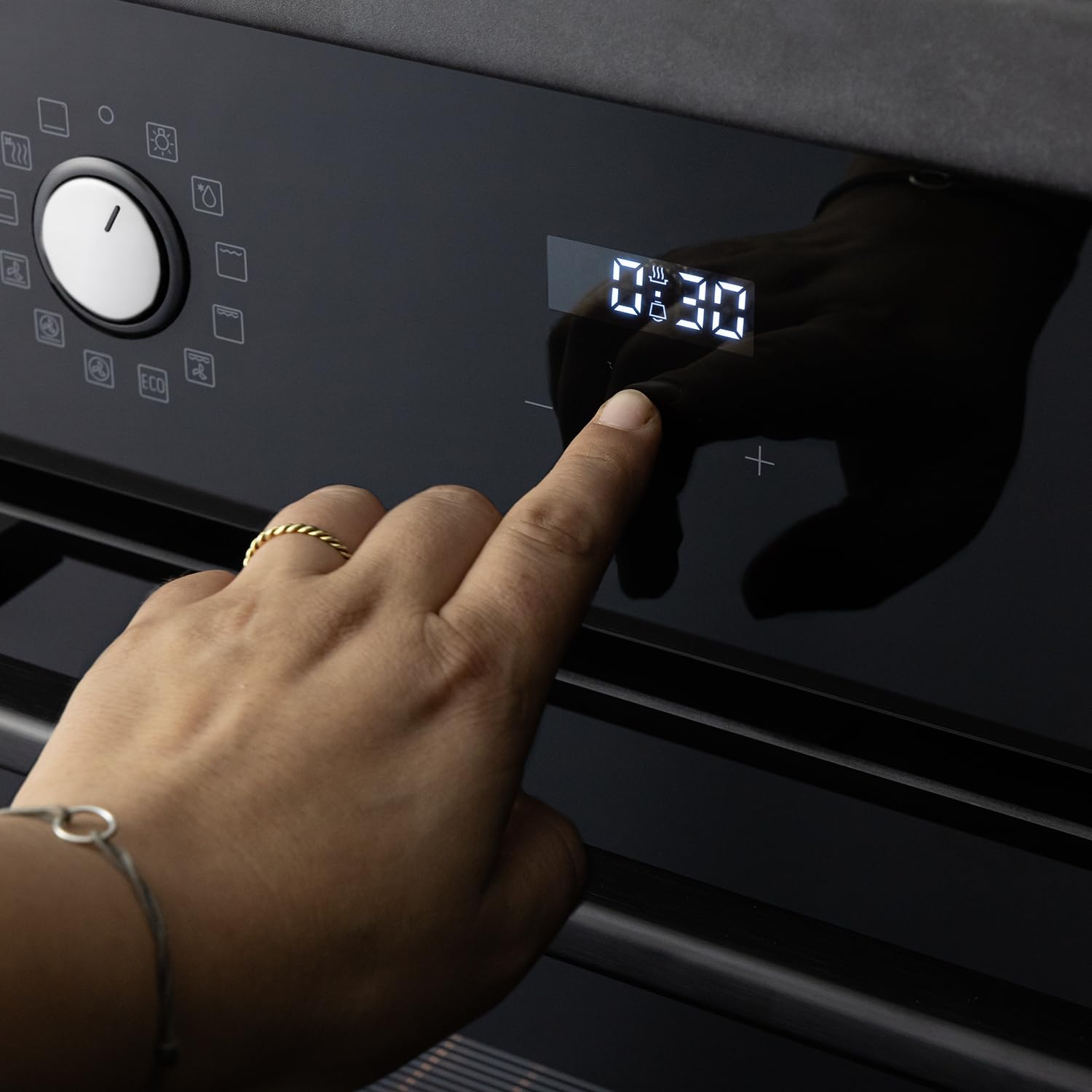 KKT KOLBE BO8005FB Horno empotrado 60cm | Diseño Full Black | independiente | 70L | 3kW | aire caliente | temporizador automático | vidrio aislante | seguridad infantil | perillas giratorias |