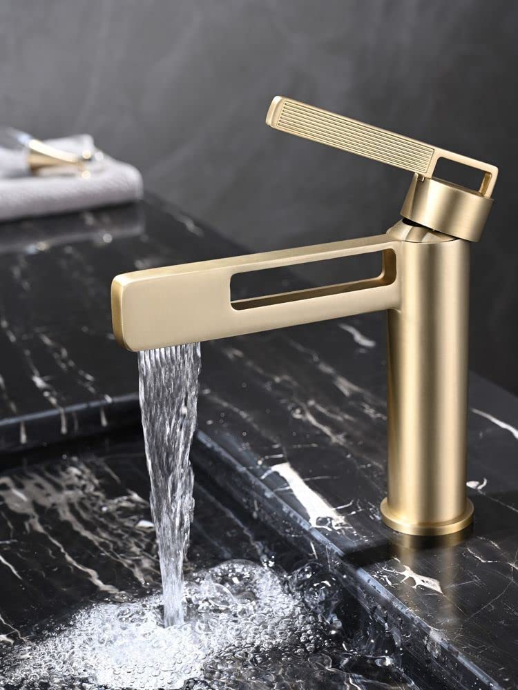 Robinet de lavabo cascade en or brossé pour une salle de bain moderne chic