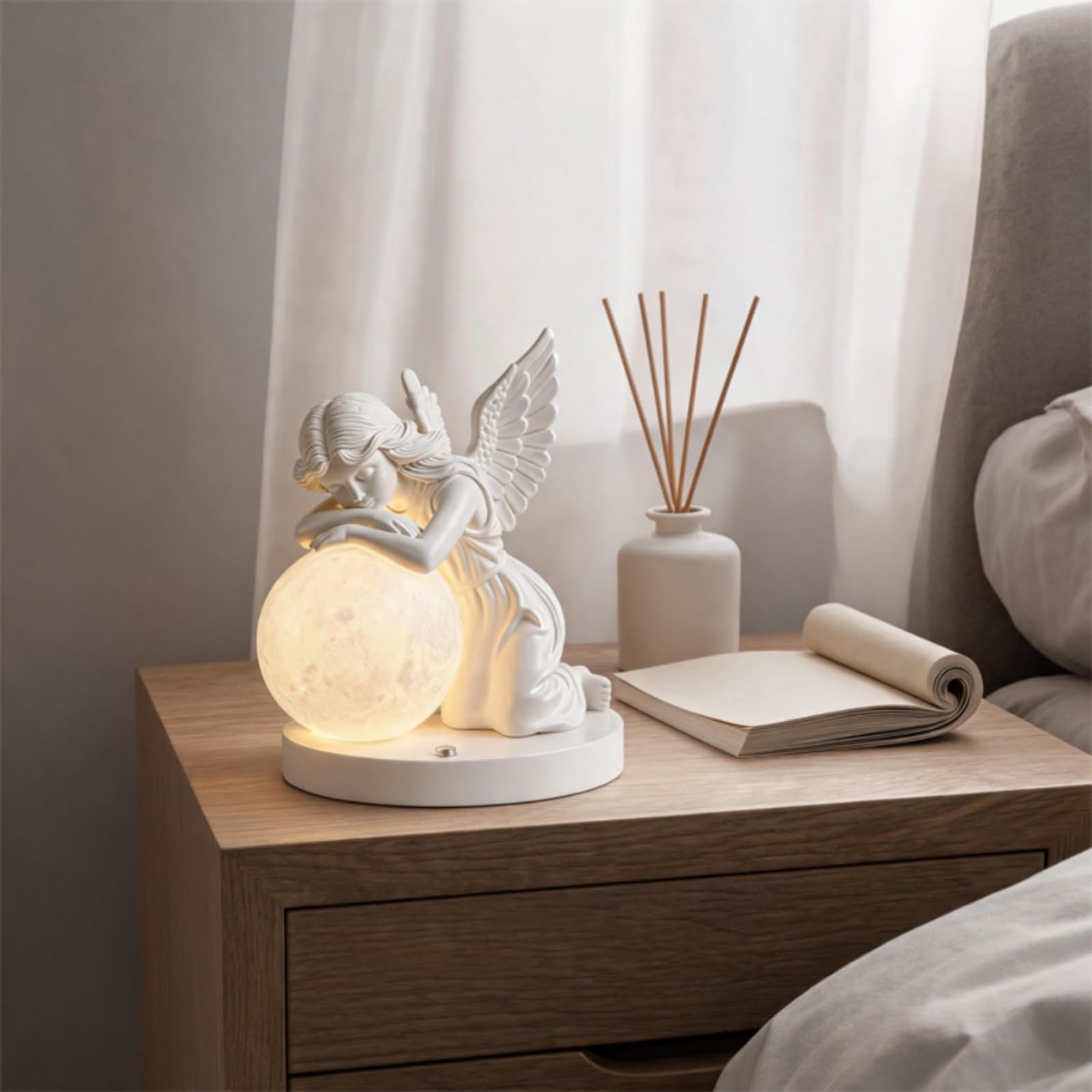 Colcolo Lampada da Comodino Notturna Angelo Luce Notturna Lampada da Tavolo Luce d'Atmosfera in Resina con Finitura Bianca E Globo Sferico Caldo Adatta per