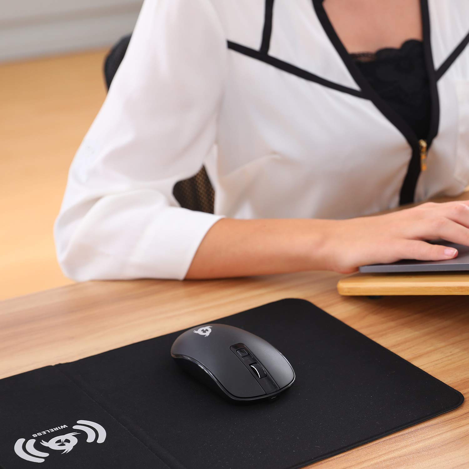 KLIM Inspiration + Makepad – Mouse wireless e tappetino per mouse con caricatore wireless + mouse ergonomico per PC portatile Mac + stazione di ricarica compatibile con iPhone Samsung Huawei LG e