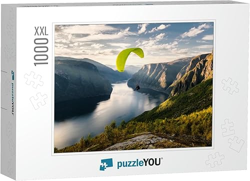 Silueta de parapente volando sobre Aurlandfjord, Noruega... rompecabezas con 1000 piezas XXL