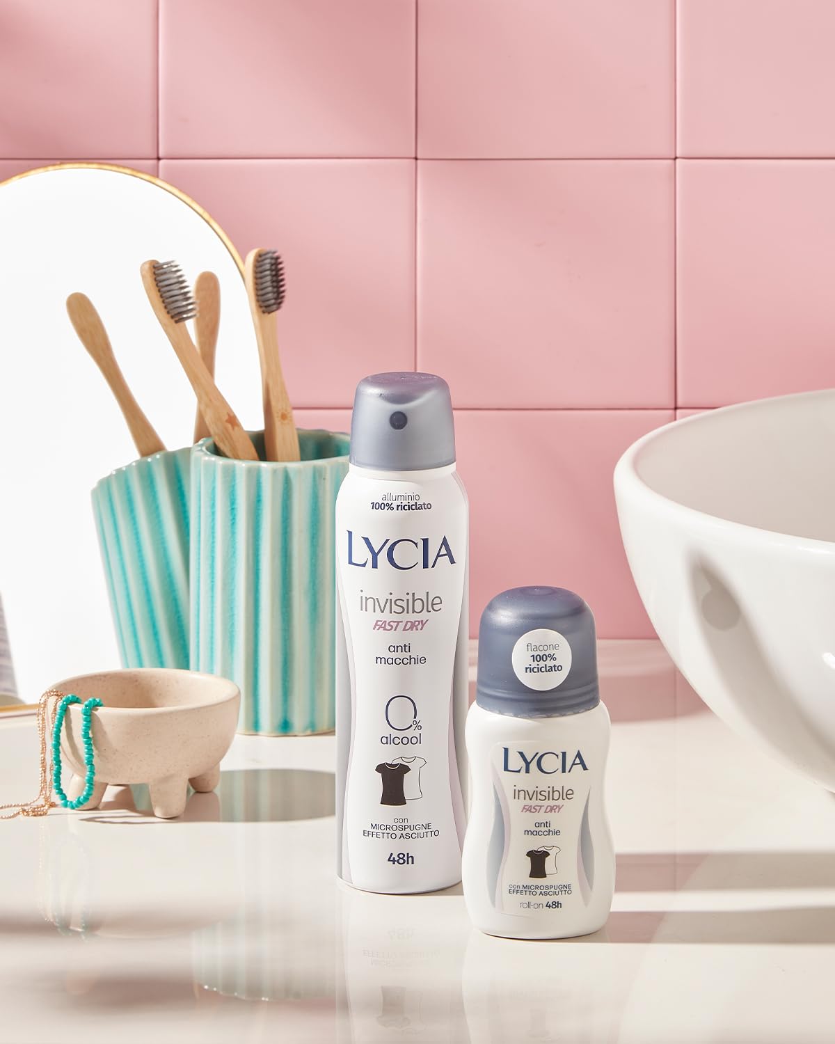 Lycia, Invisible Deodorante Spray Antimacchia con Antibatterico, Formula Fast Dry Asciuga Rapidamente, Non Lascia Macchie o Aloni sui Vestiti, Efficacia fino a 48H, 150 ml