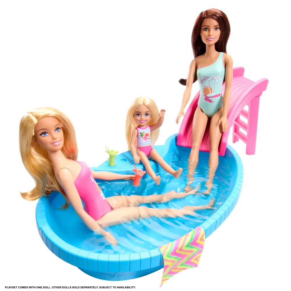 Barbie - Playset Piscina, con bambola bionda in costume rosa intero con stampa tropicale, include piscina, scivolo, telo e bevande, giocattolo per bambini, 3+ anni, HRJ74