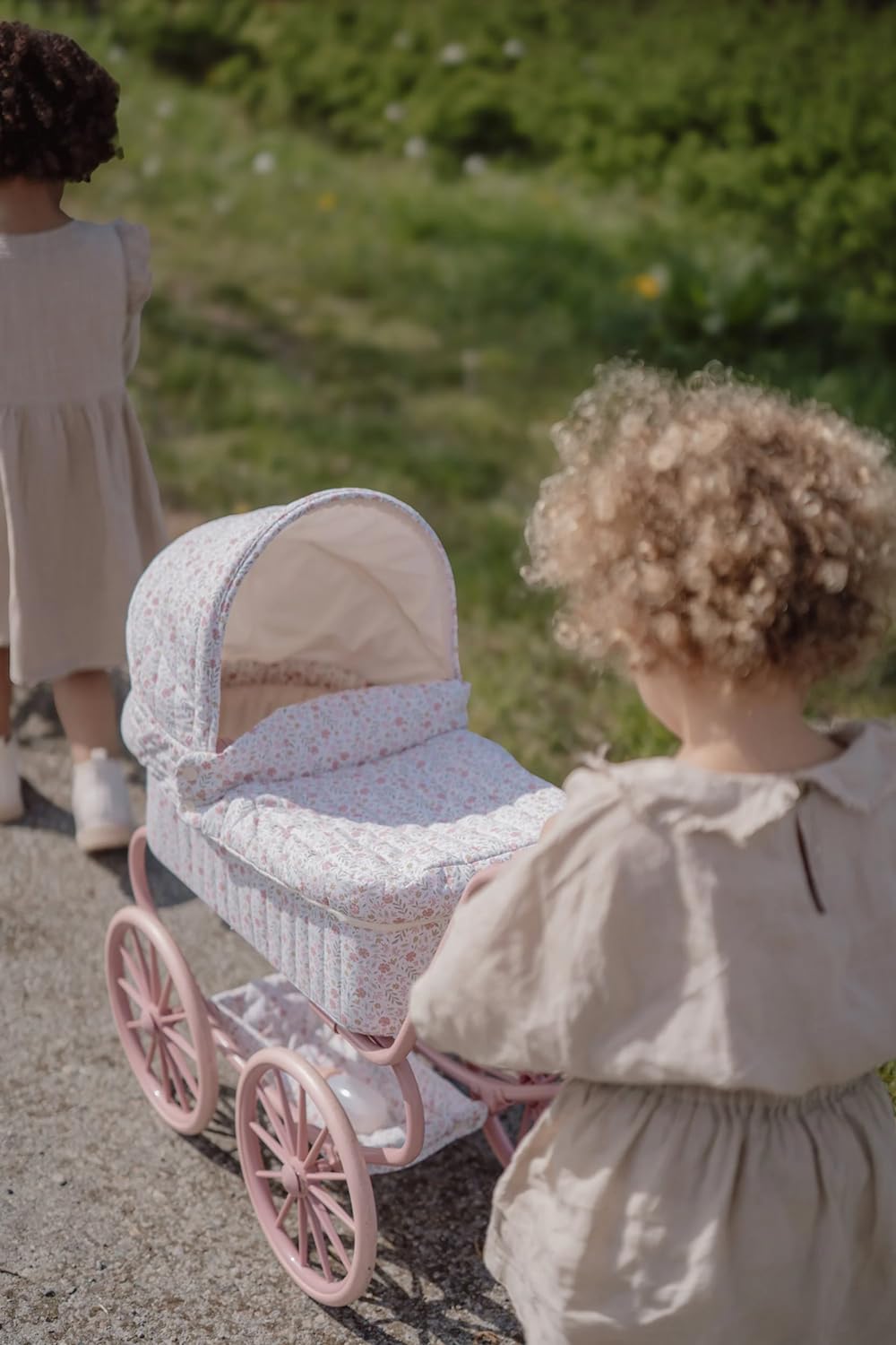 Little Dutch Puppenwagen aus Metall mit großen Rädern, Sonnenverdeck und Aufbewahrungskorb für Puppen Babypuppen bis 46 cm - Soft Flowers Weiß/Rosa