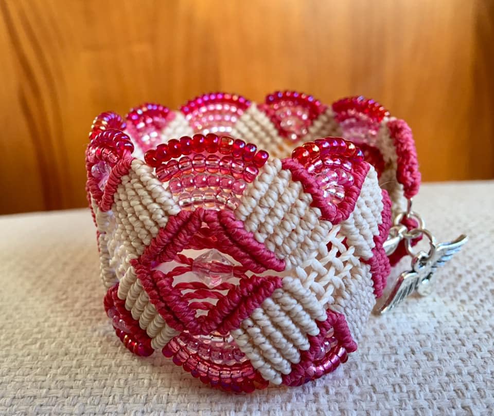 Genérico Brazalete ancho macramé hecho a mano con hilo encerado en tonos beige y rosa y cuentas y rocallas cristal a juego Colgante alitas y cierre mosquetón
