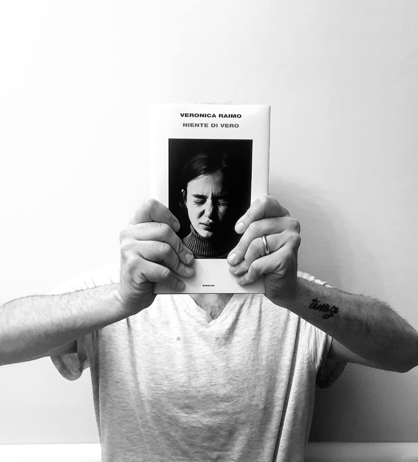 Esilarante e tagliente