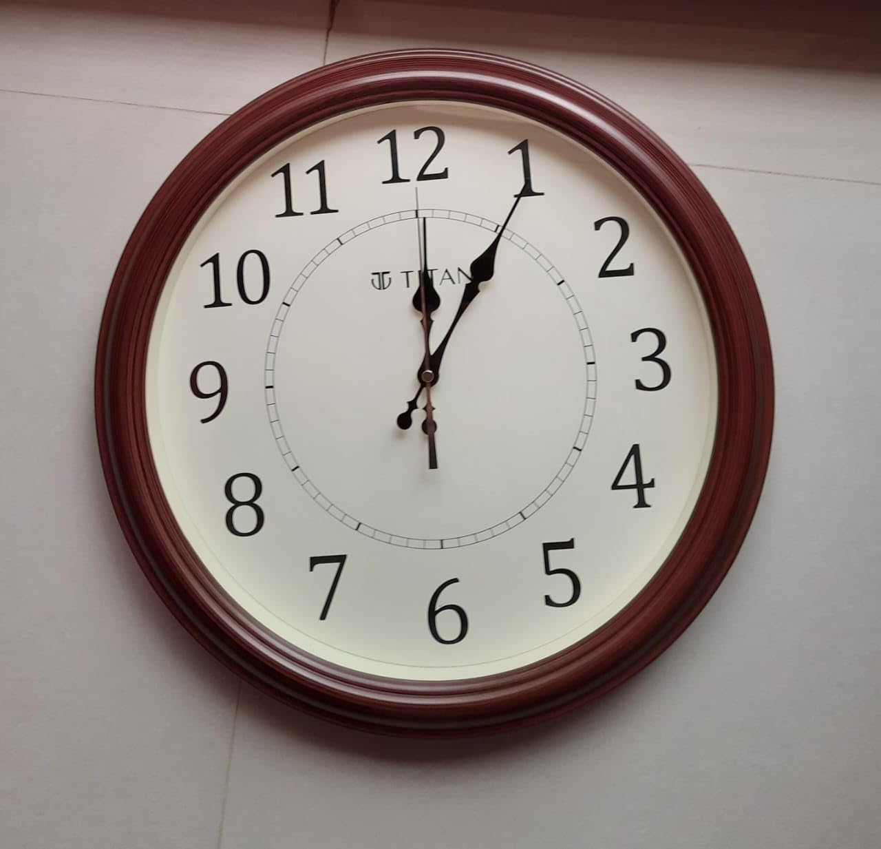 Titan Plastic Classic Off White Wall Clock Silent Sweep Technology, 42 ...