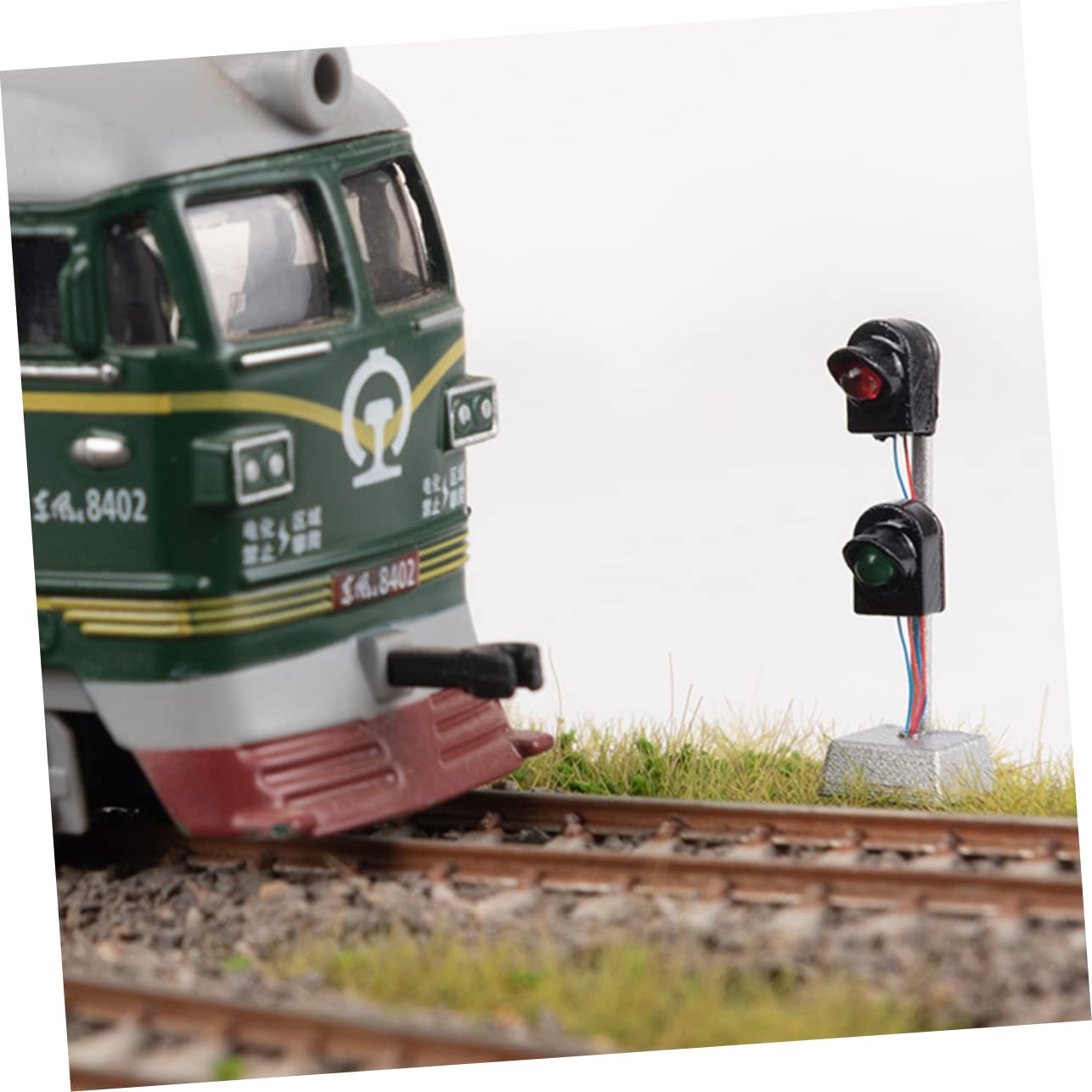 KALLORY 2sets 2pcs Miniature Traffic Signal Light Durable Sand Table Layout Decor for Model Railways Realistic Road Signal Prop for Microlandscape Highway Scenarios 2pcs*2