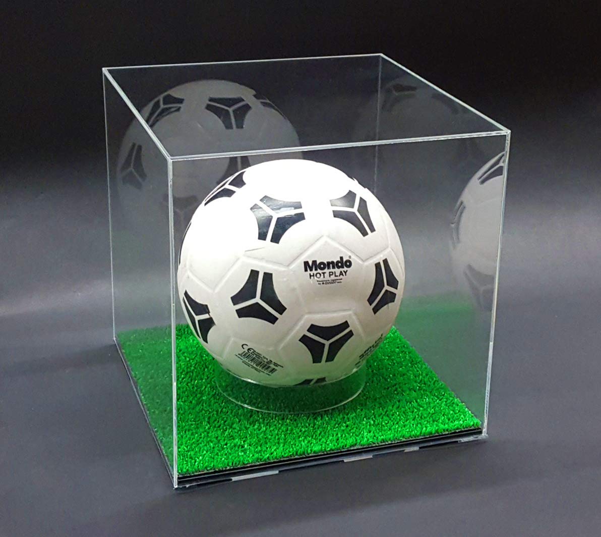 Cavinato Acrylics TECA - Vetrina per Pallone da Calcio in Plexiglass Trasparente con Base ed Erba Sintetica Verde. PRONTA PER L'USO. NIENTE DA MONTARE.