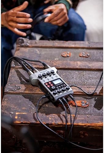 Miniatura 2 de Zoom PodTrak P4 - Grabadora de podcasts portátil con zoom 4x ZDM-1 Podcast micrófono y paquete de auriculares, 4 pilas AA, tarjeta SD de 32 GB,