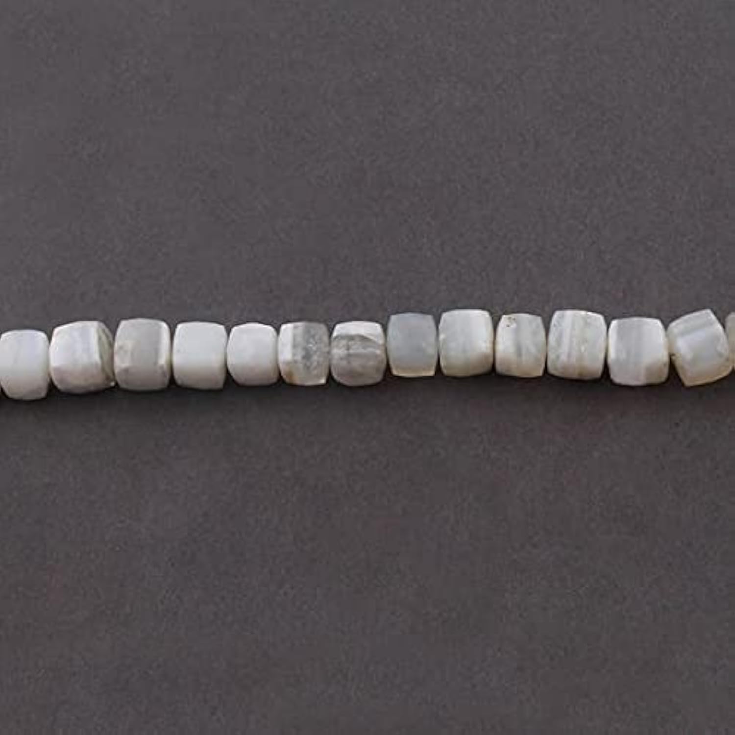 Agate blanche en perle cube facettée 8mm pour création collier et bracelet
