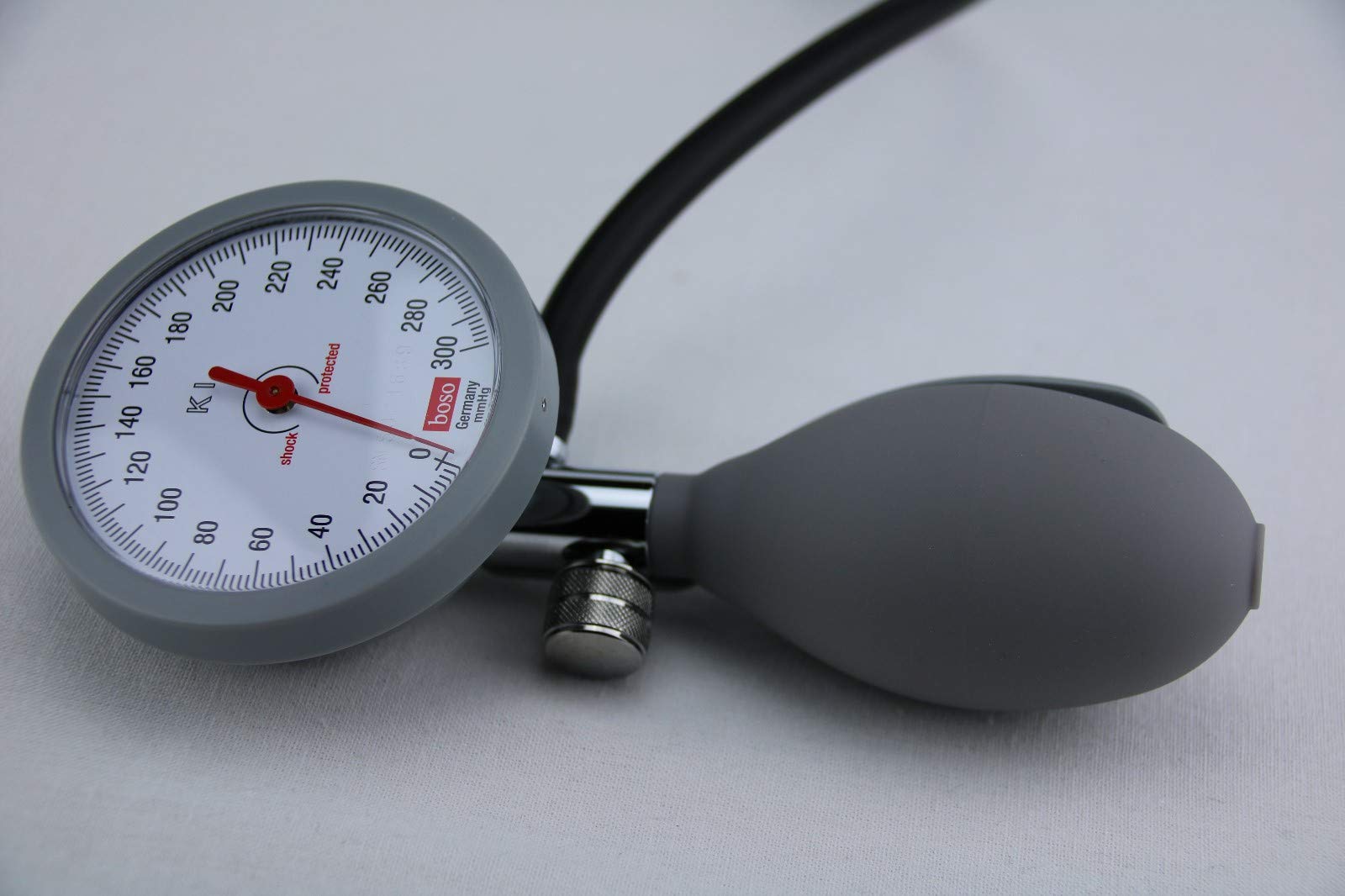 Boso K1 Tensiómetro mecánico con brazalete de velcro gris sin funda.