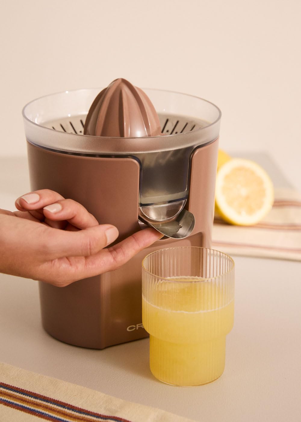 CREATE/JUICER STUDIO/Elektrische Zitruspresse in Mokka/Spritzfrei, 230ml Behälter, Fruchtfleischfilter, Tropfschutzsystem, spülmaschinenfeste Teile, 2 abnehmbare Kegel, 100W