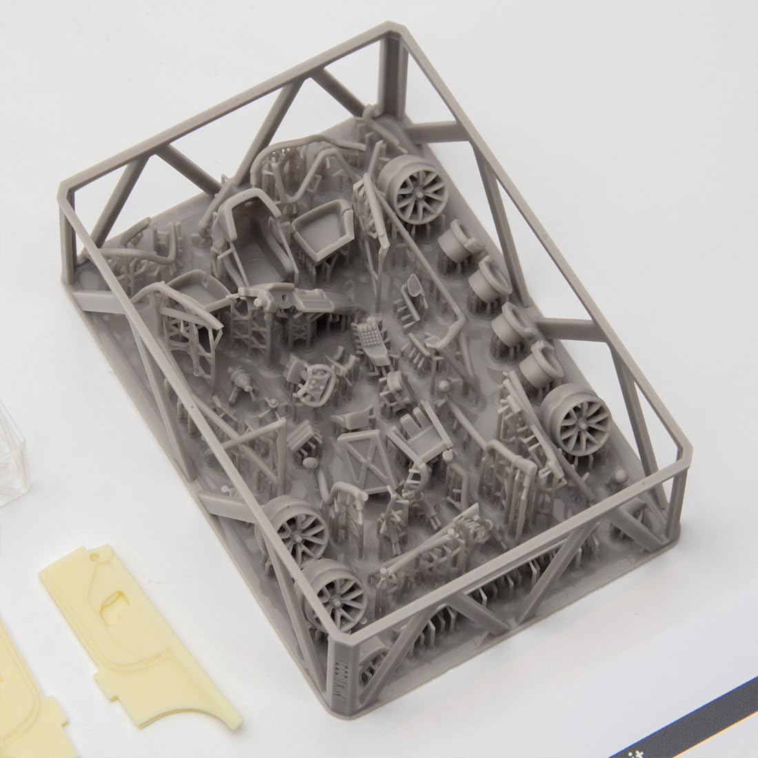 Rennwagen-Bausatz Im 1:64 Aus Resin Mit Magnetisch Befestigter Karosserie | Modellbau-Bausatz zum Selberbauen mit hochdetailliertem Innenraum; handgefertigt für Sammler und zur Ausstellung (Weiß-Resin)