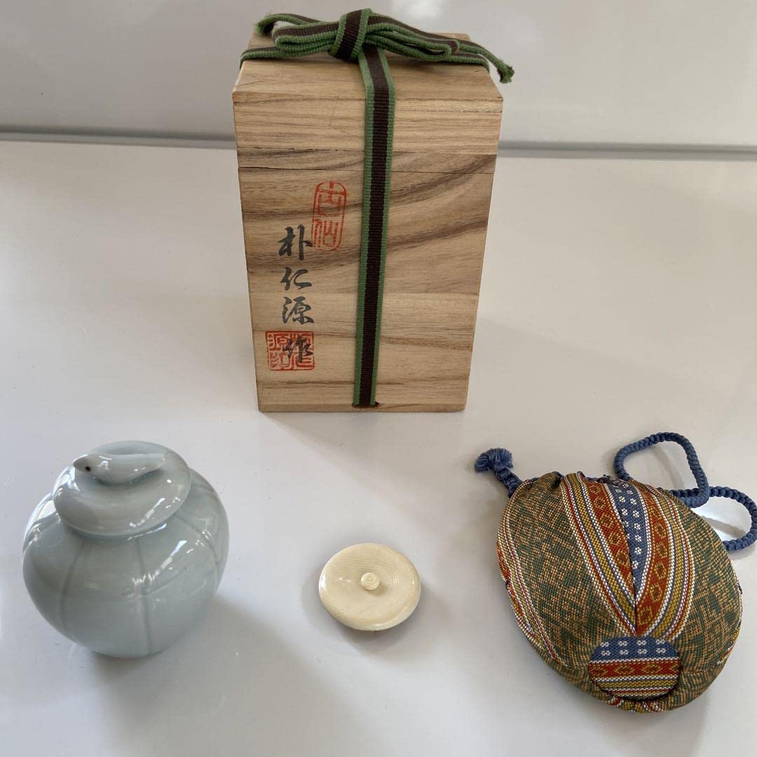 蔵出し!【茶道具】【 朴 仁源先生作 白磁阿古侘茶入 】 Amazon.co.jp: 蔵出し 茶道具 朴 仁源先生作 白磁阿古侘茶入