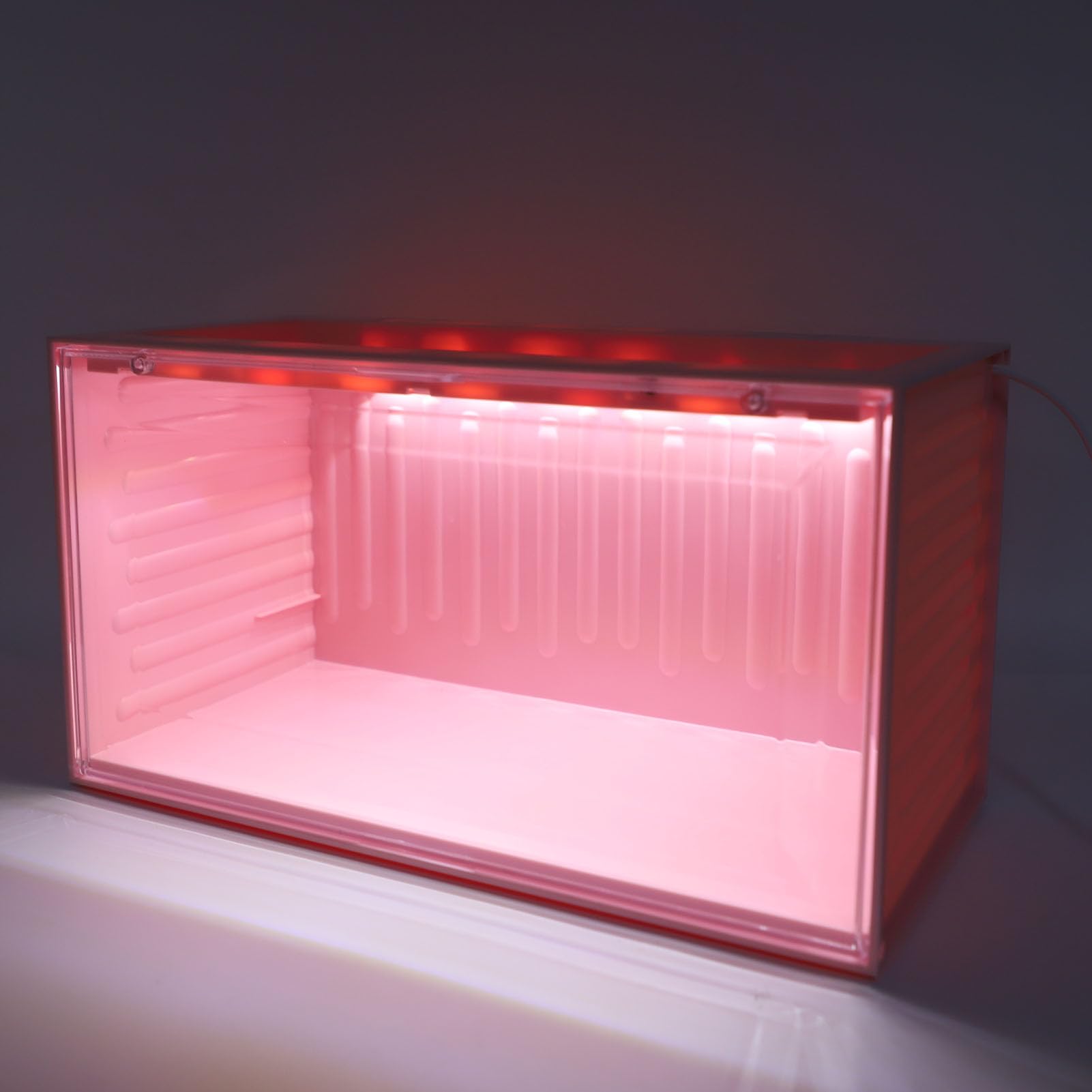 Figurenvitrine mit Licht HIPS PET 2-stöckige Mini-Figurenvitrine 12 LEDs Staubdicht Stapelbar Anschließbares Regal für Sammler-Schreibtischdisplay (PINK)