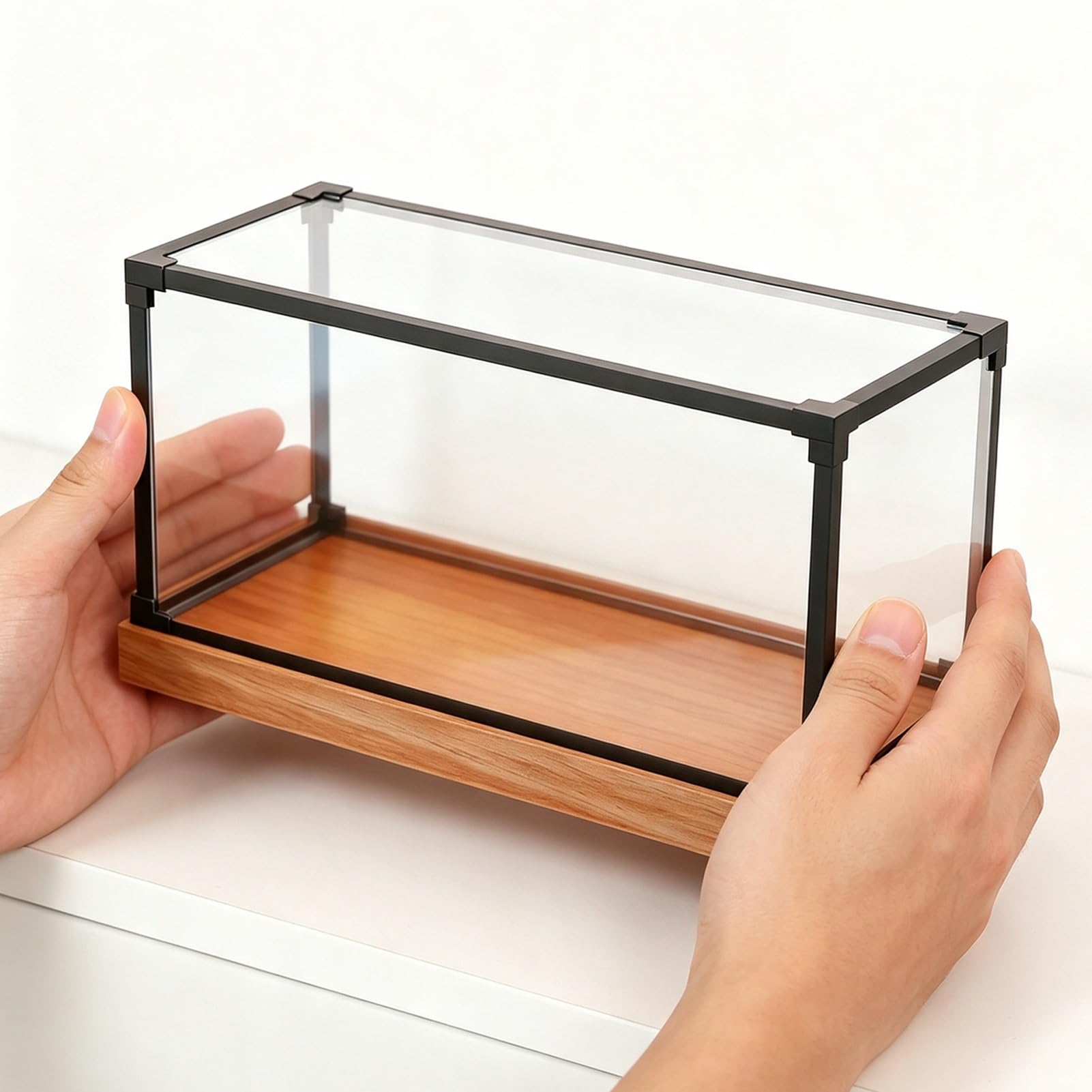 Vitrina Expositora Vitrina de Acrílico con Marco de Metal Negro | Caja Expositora Antipolvo, Vitrina con Base de Madera para Coleccionables, Maquetas de Barcos, Figuras