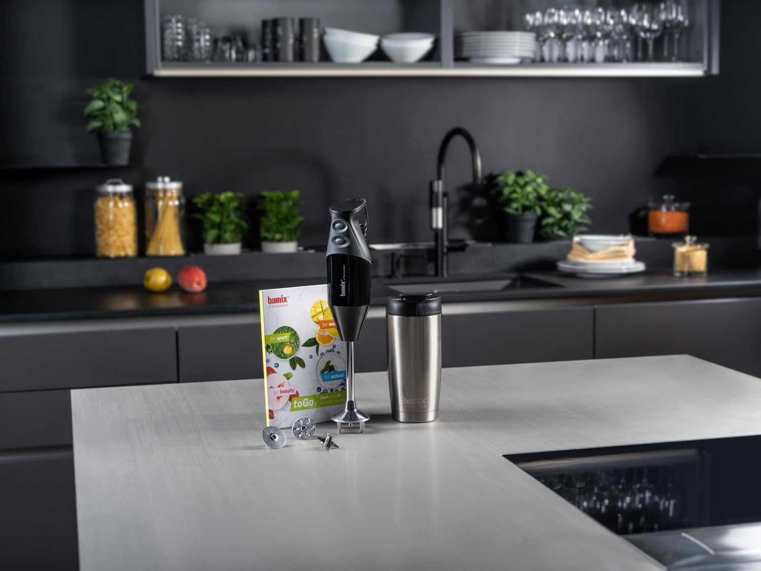 Set de batidora de mano bamix M200 toGo incluye cuchilla multifunción, 4 accesorios, vaso térmico, recetario de smoothies, 200 W, 2 velocidades, acero inoxidable, Fabricado en Suiza, negro