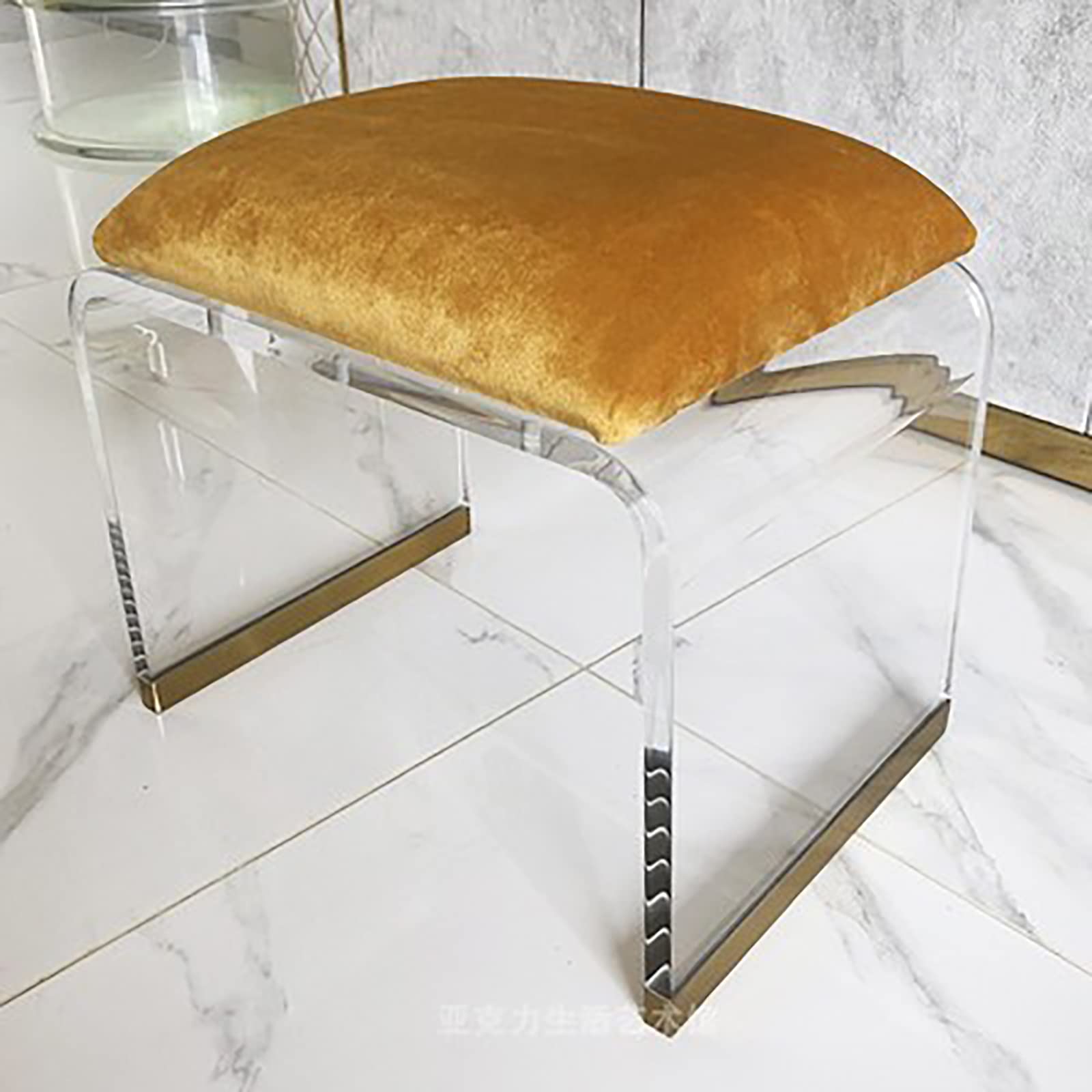 Tabouret en acrylique transparent pour un salon moderne et chaleureux