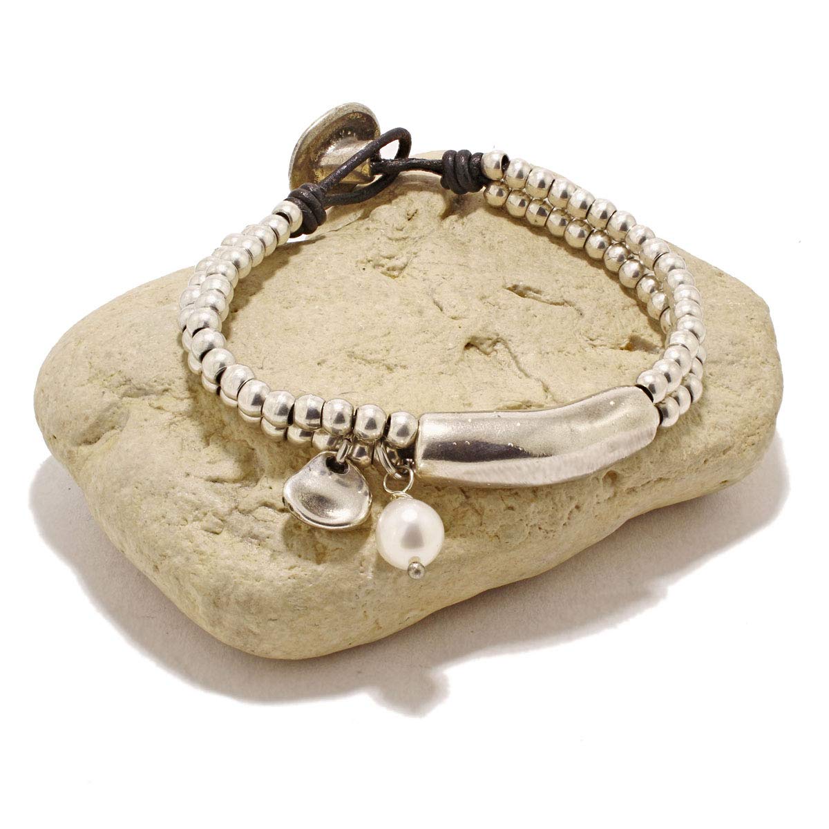 Pulsera hecha a mano con cuero y charm perla de río natural de IntendenciaJewels - Pulsera de perla - Pulsera de cuero y abalorios - Regalo para mujer - Pulsera de cuero y perlas.