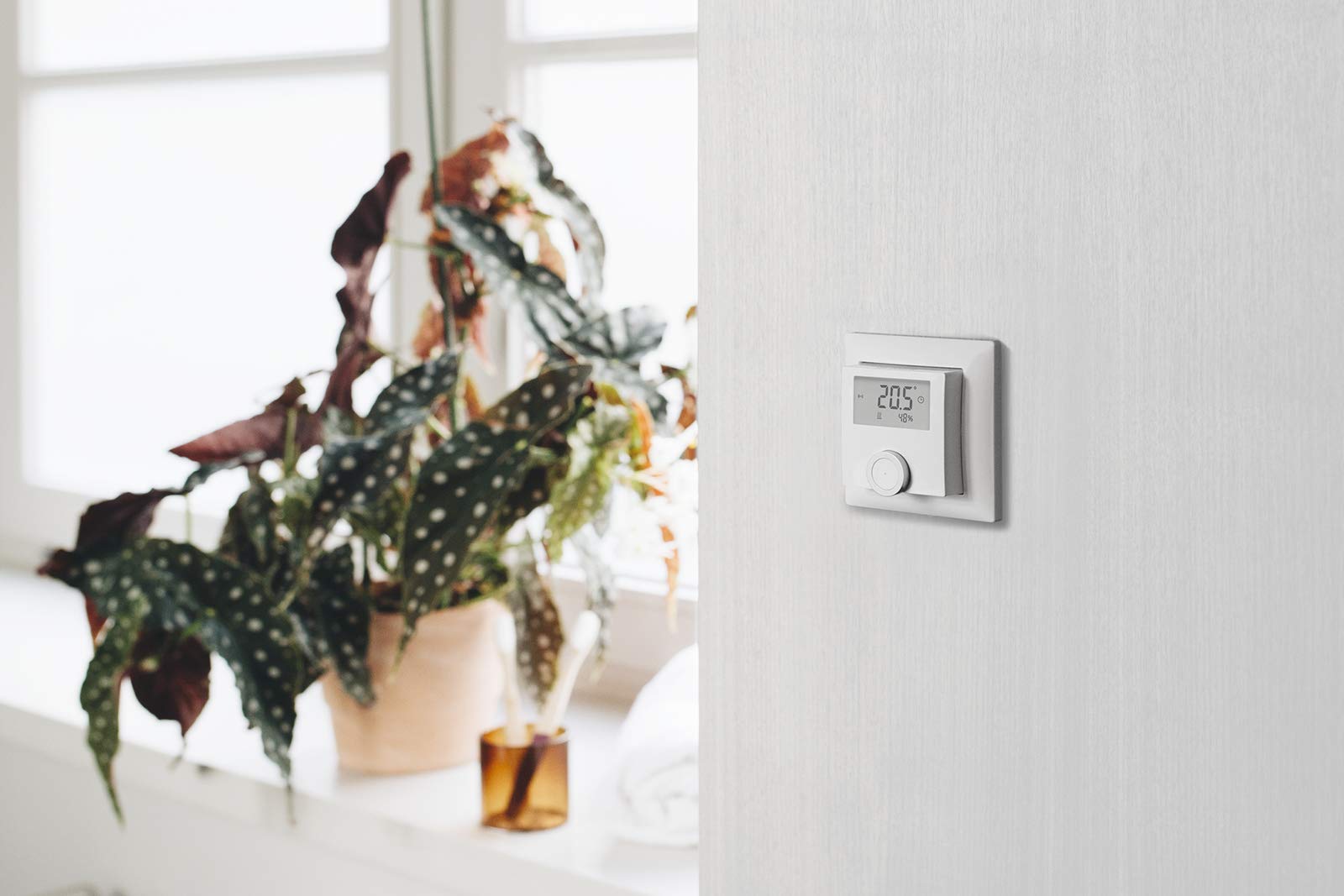 Bosch Smart Home Termostato Ambiente (2x Batterie AAA, per Termostati per Radiatore, Inclusa Indicazione dell'Umidità - Compatibile con Google Assistant e Alexa)
