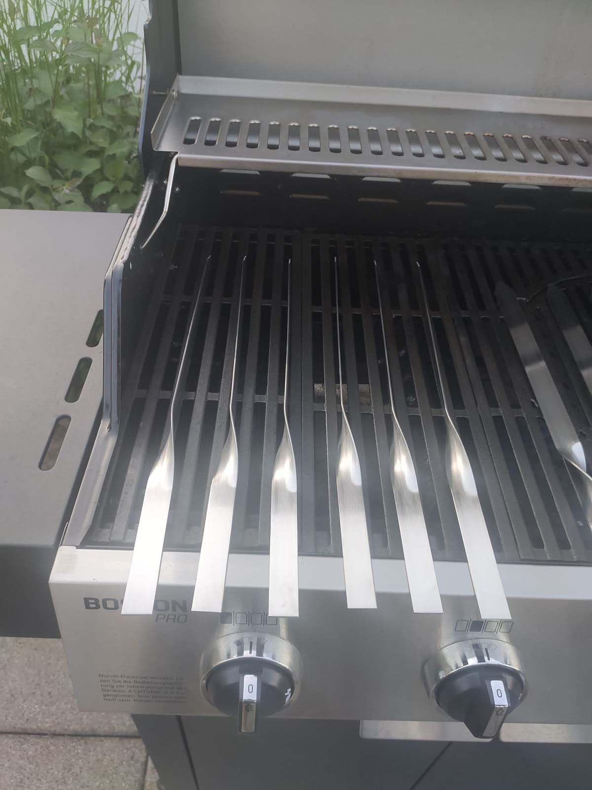 Lula Lulu Tschelo Lot de 6 brochettes à viande en acier inoxydable 90 degrés rotatifs 2 mm d'épaisseur 40 cm de long 2 cm de large Idéal pour barbecue à gaz et four