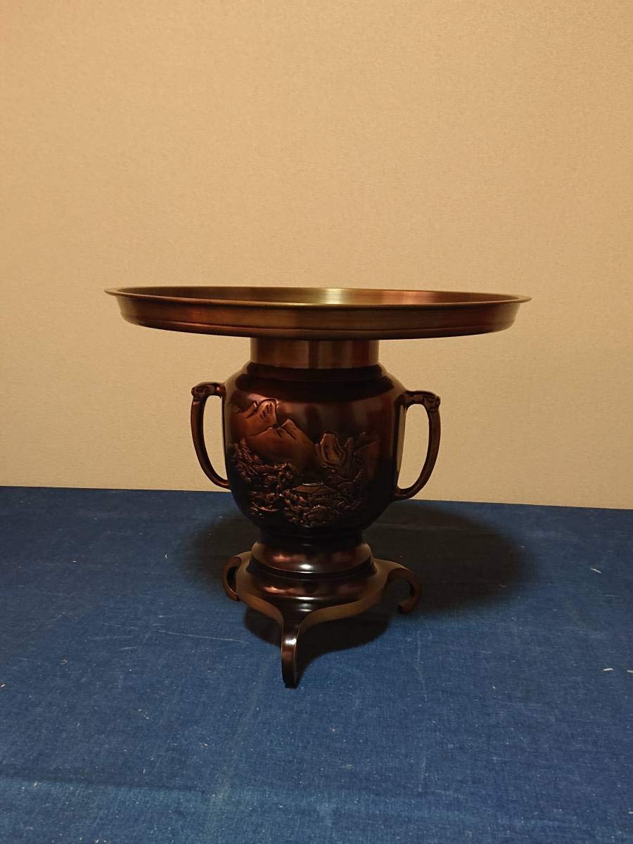 富山県高岡銅器の薄端尺一共耳山水であります。床の間の飾りに又お正月