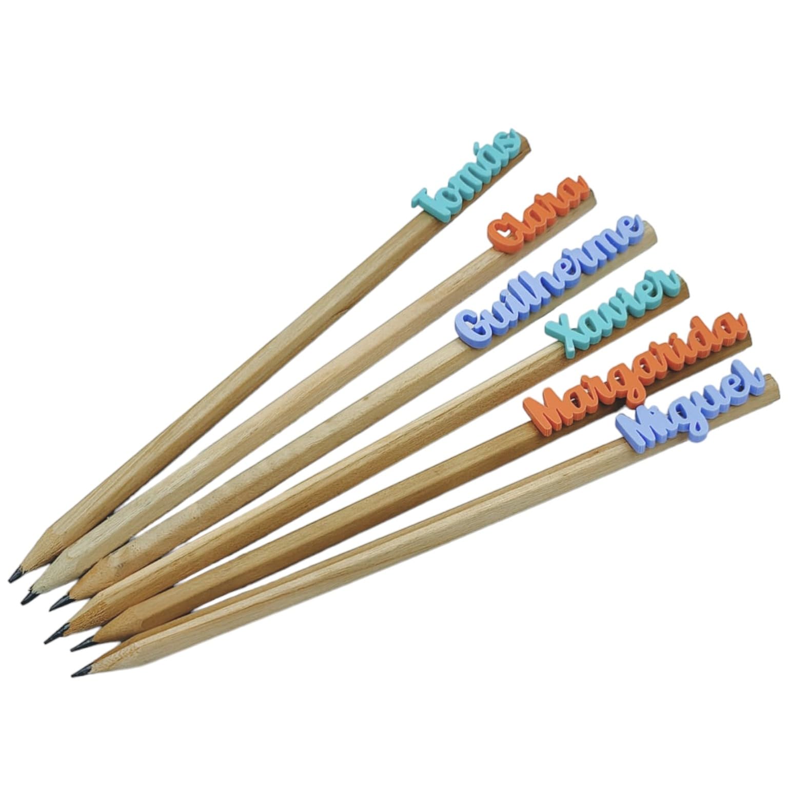 ADOREI 5 lápices de madera personalizados con aplicación de nombre colorido. Marcasitios para bautizos, comuniones, bodas, cumpleaños, regalos, eventos y más Producto artesanal fabricado en Portugal