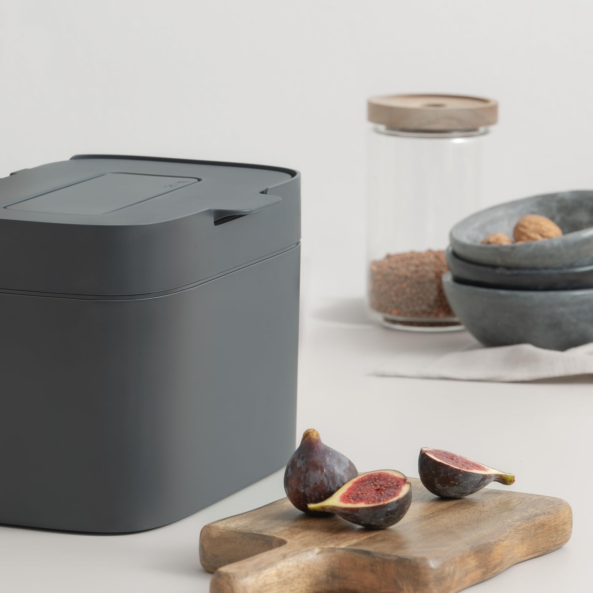 KAZAI. Bio-Mülleimer 'Elin' | 4,5L Kompost-Eimer mit Kohlefilter | Geruchsdicht, Spülmaschinenfest, inkl. Innenbehälter | Biomüll-Behälter für die Küche | Graphite-Schwarz
