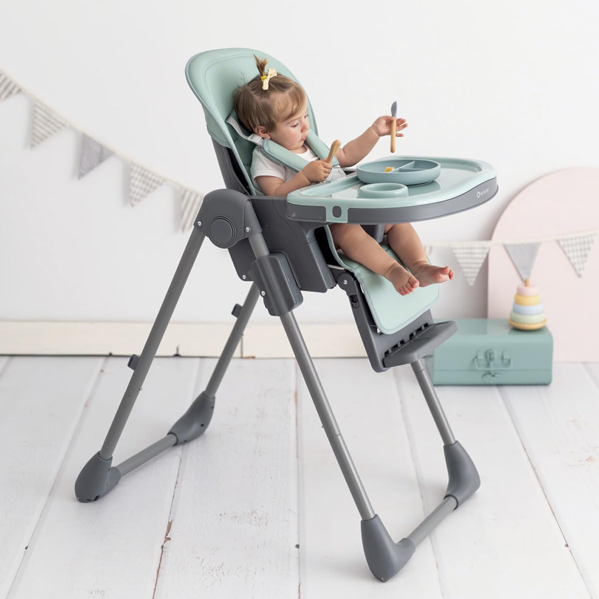Olmitos Trona bebe multi posición ligera- Ajuste de altura y reclinable - Doble bandeja extraíble 3 posiciones - Funda de Polipiel Acolchada fácil limpieza- Arnés 5 Puntos hasta 3 años (Azul)
