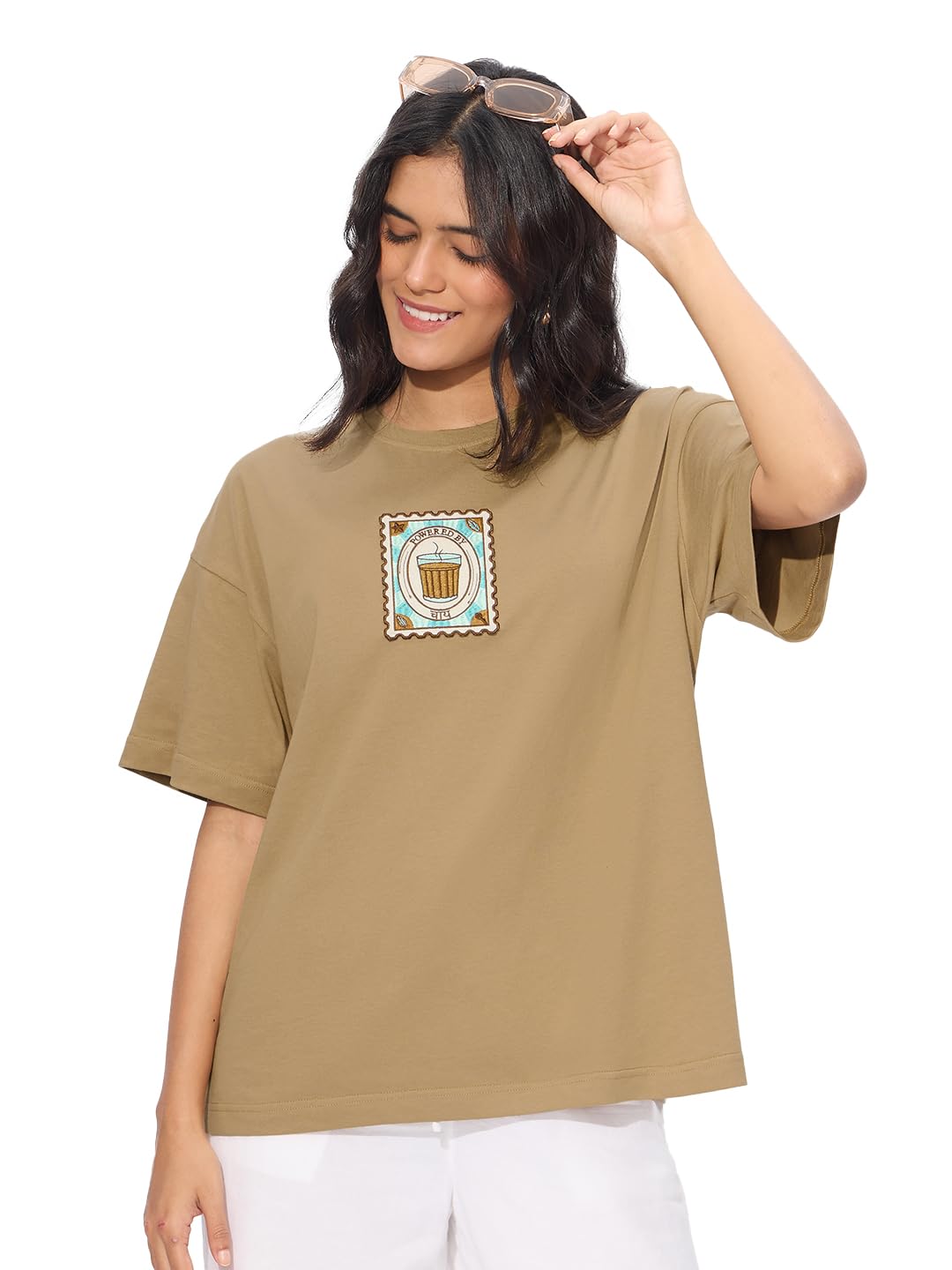 The Souled Store Chai Stamp - Camiseta de algodón con cuello redondo para mujer y niña, color marrón