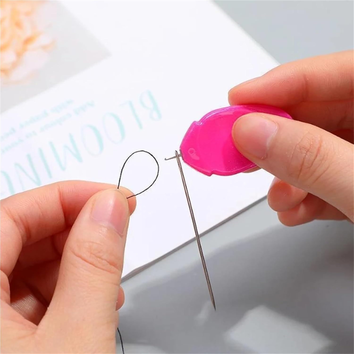 Needle Threaders 100Pcs Colored Needle Threader, Quick Needle Threader for The Elderly, Handmade Sewing Tool Accessories, Free Box, Random Colors(Mix)