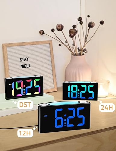 Miniatura 7 de Mesqool Reloj despertador digital para dormitorios, reloj LED enchufable con dígitos RGB dinámicos, pantalla regulable y luz nocturna, 7 opciones de