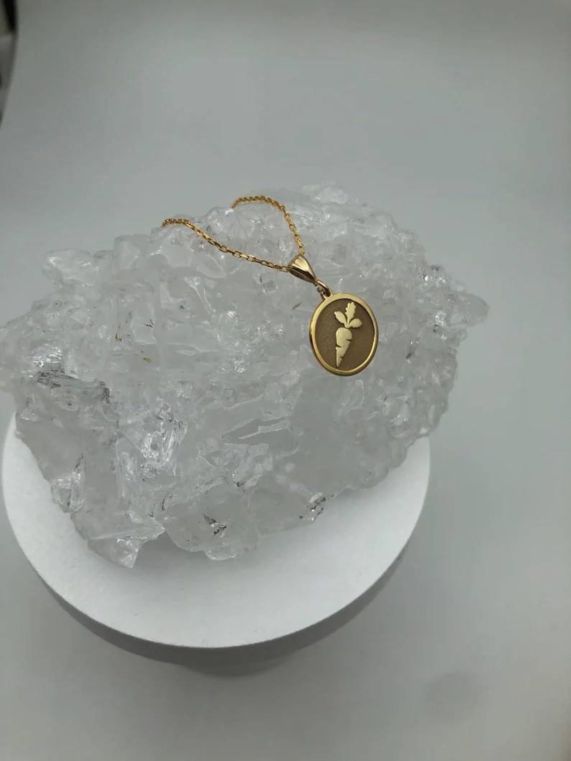 LKBEADS Collana in argento sterling 925 da 22 mm | catena da 18 pollici | ciondolo con incisione a forma di carota, piccolo e delicato, vegano e minimalista | placcatura in oro | L_01788