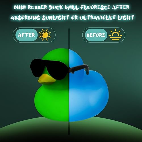 Miniatura 4 de Meooeck 60 piezas de mini patos de goma que brillan en la oscuridad con gafas de sol de 2.2 pulgadas, juguetes flotantes chirriantes de baño para