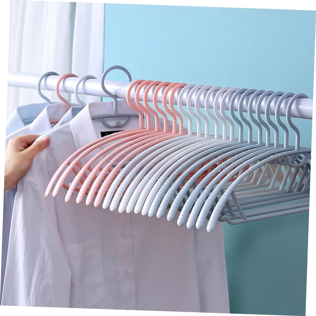 10 pezzi Grucce Bianche Antiscivolo per Abiti Ampie e Sagomate per Armadi e Guardaroba Design Salvaspazio con Spalle Contornate e Tacche Antiscivolo per Vestiti e Canottiere
