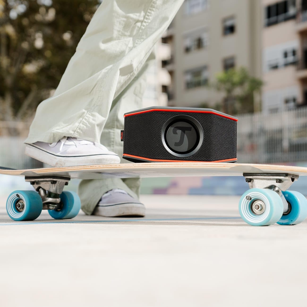 Teufel ROCKSTER GO 2 Bluetooth Speaker - Tragbarer Lautsprecher für draußen, mit Langer Akkulaufzeit (28 h), Wasserdicht IP67, Wireless Musikstreaming, USB Soundcard, Outdoor - schwarz/rot