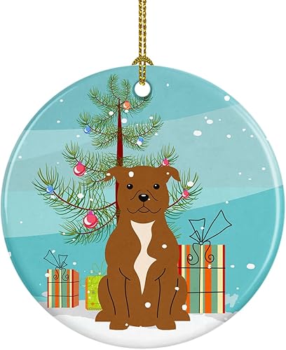 Caroline's Treasures Feliz árbol de Navidad Staffordshire Bull Terrier - Adorno de cerámica marrón para colgar en el árbol de Navidad, decoración