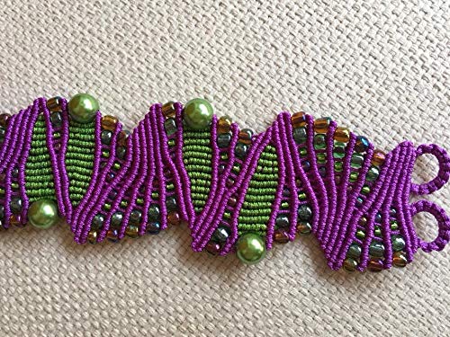 Pulsera macramé hecha a mano con hilo púrpura y verde Cierra con dos botones de nacar. Mide aprox. 16,5 cm. de largo